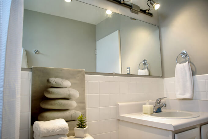 Specchi da bagno: tra design e funzionalità homehome Specchio bagno con luce led integrata