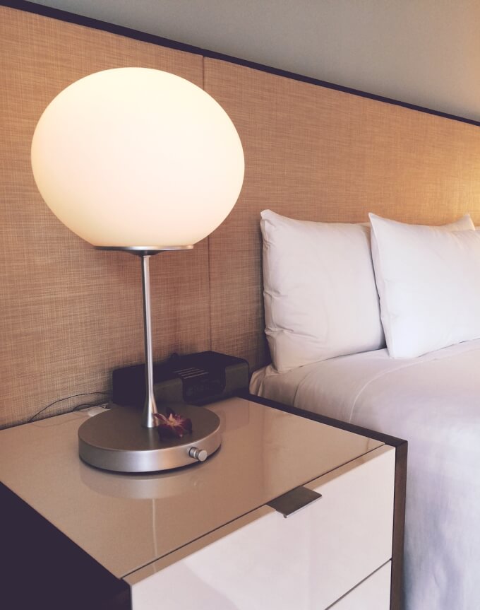 Comodino con lampada